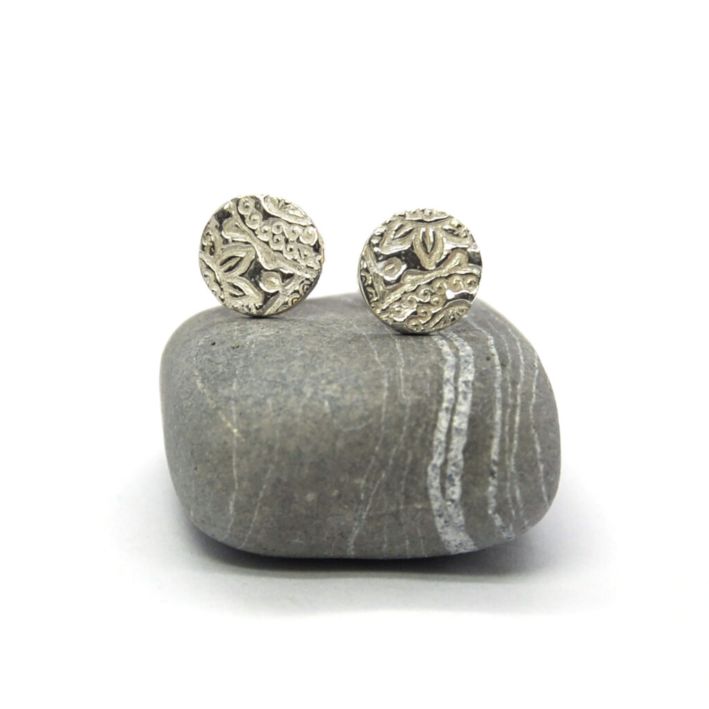 Round recycled silver stud earrings with paisley pattern Mijoux Creations