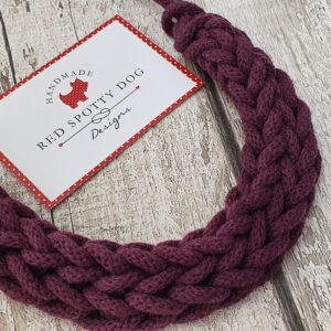 blackberry coloured knitted necklace like maroon close up detail