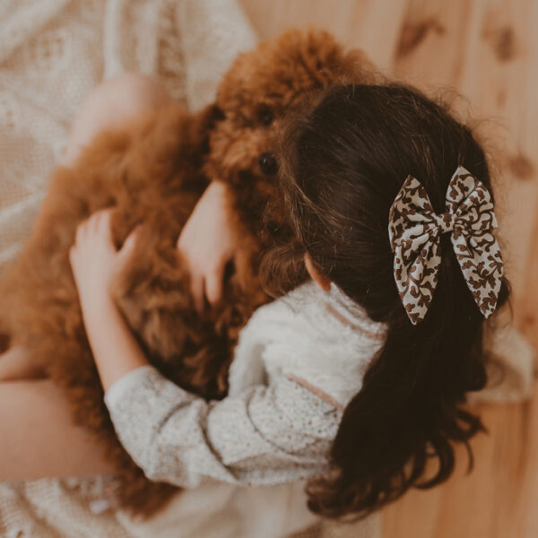 Flaxli, A girl and her dog