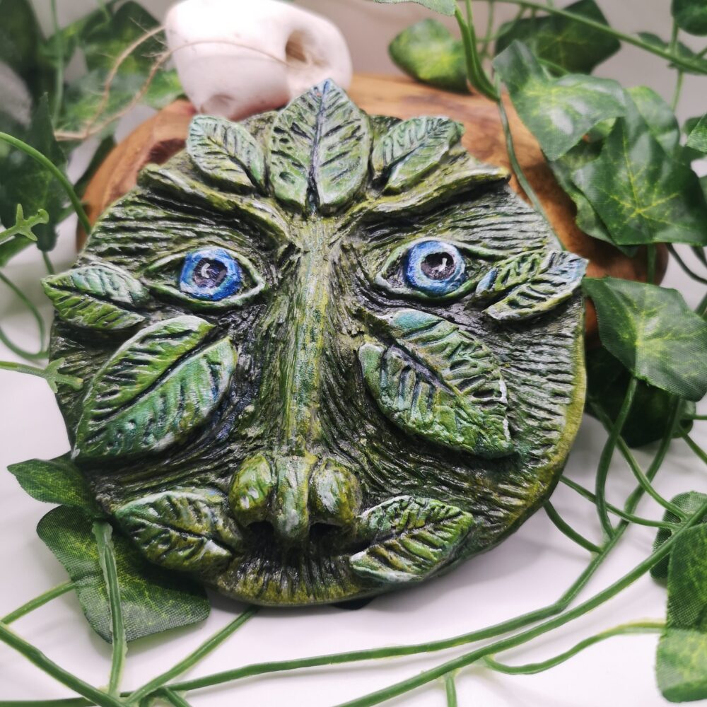 Round Fae Greenman, with every around him.