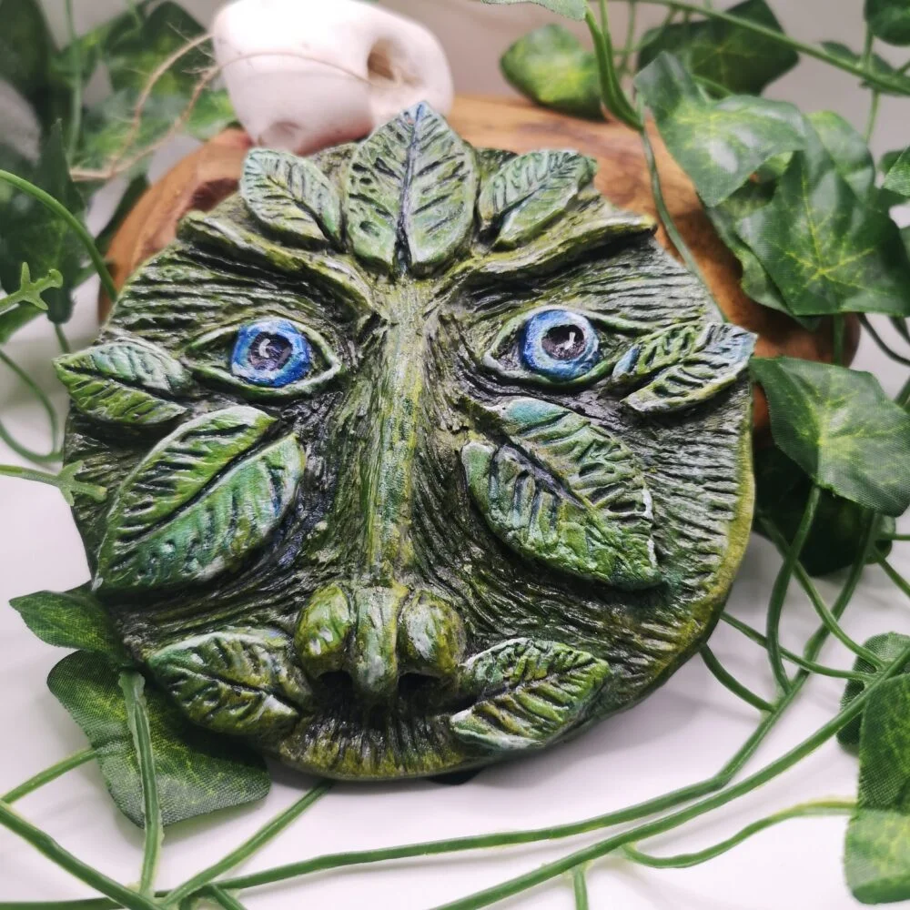 Round Fae Greenman, with every around him.