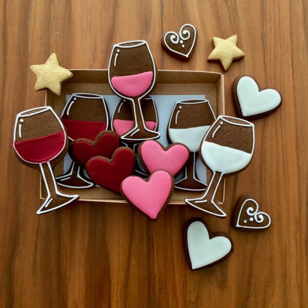 gingerbread wine glass biscuits red wine, rose and white wine