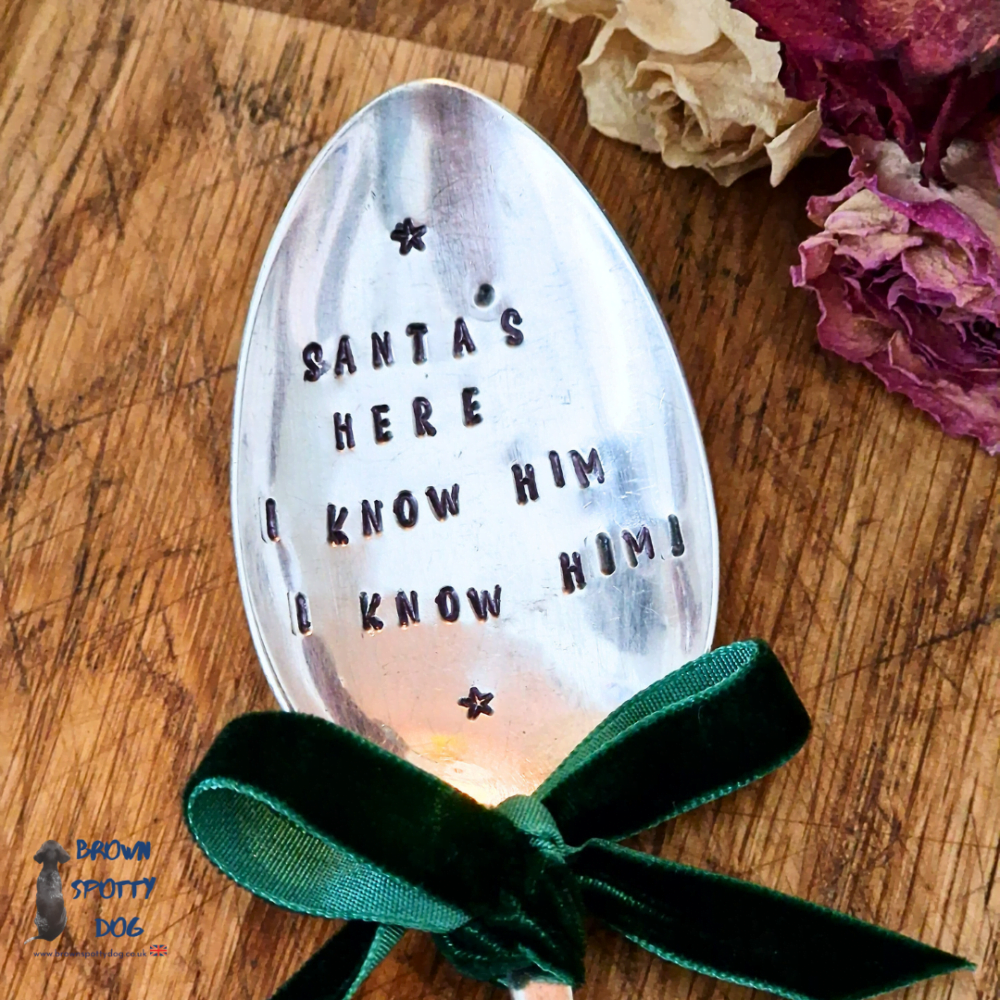 brown-spotty-dog-Elf-santas-here-i-know-him
