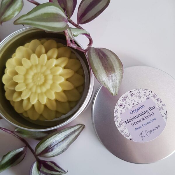 Solid lotions shaped in flowers, rose geranium