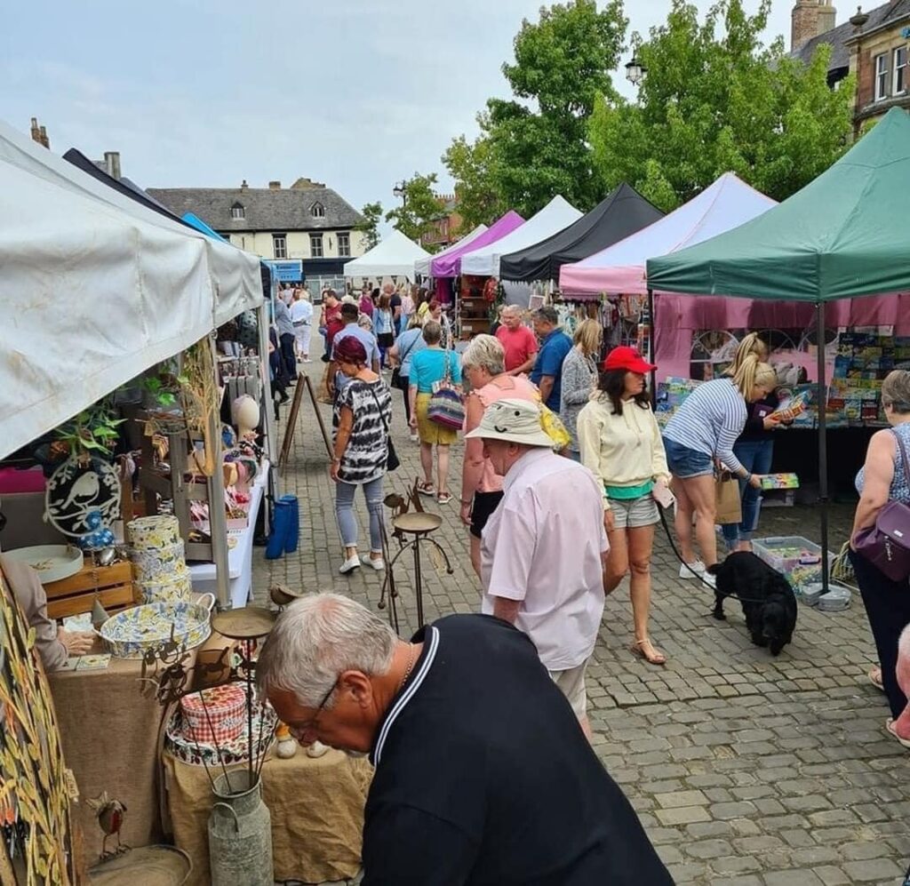 Shoppers at an artisan market | What is an artisan market | Pedddle market directory and learning community 